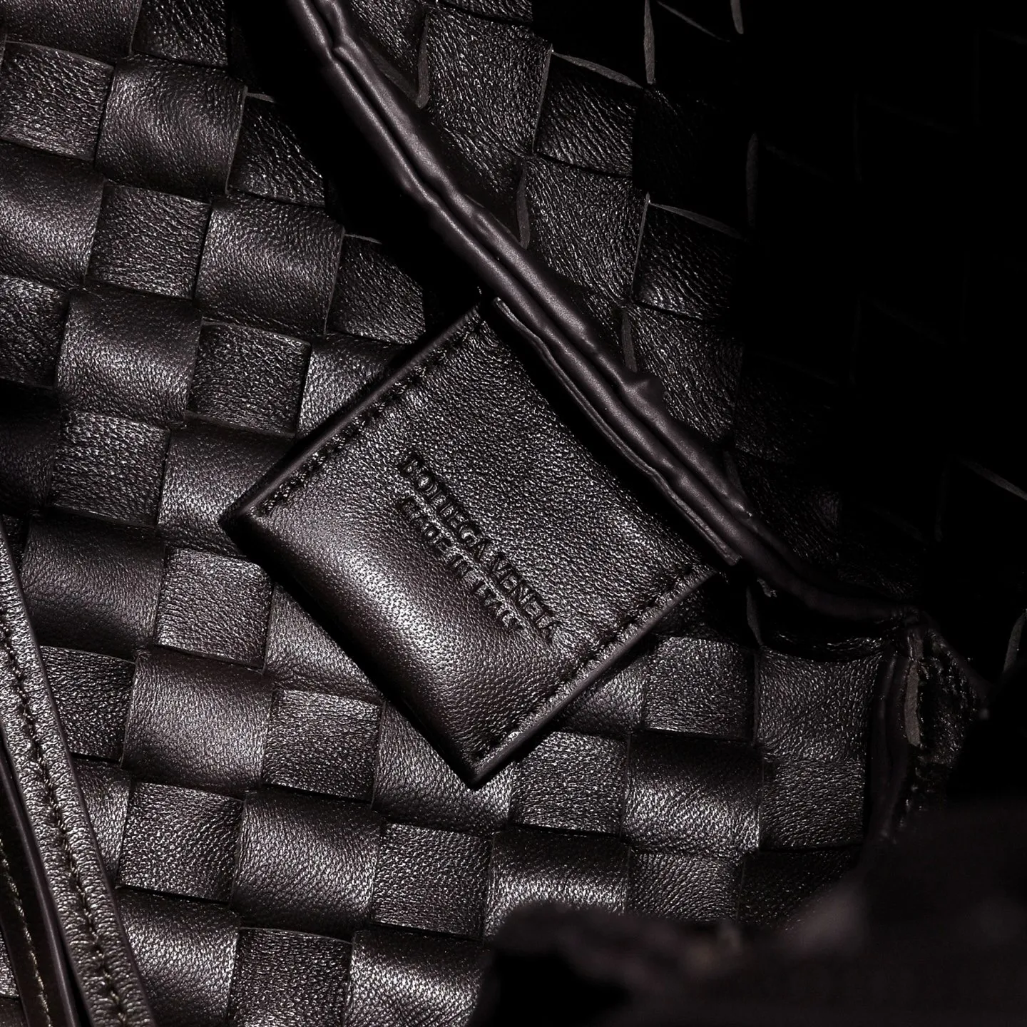 Batch 2160 new products are coming! BOTTEGA VENETA Bottega Veneta's 2025 new Campana shoulder bag is on the market~ First of all, I would like to praise the weight of this bag. As a not too small bag, it is very light for daily use. For people like me who need to carry a lot of belongings when going out, this advantage is great, and it greatly reduces the burden of traveling. 🛍️The shape is a bit like a combination of parachute and jodie. The blunt triangle shape is cute and honest. Carrying it on your back when going shopping is a good mood accelerator. The handles and body of the bag are both classic weaves. A tie is added to the original open design. If it is not tied up, the bag will look like a small vegetable basket when carried. Style number: 4249 Size: 33*20*16.5cm